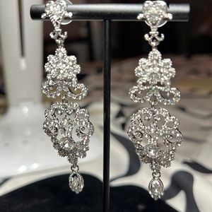 NEW CHANDELIER EARRINGS BEAUTIFUL COLORLESS STONES.